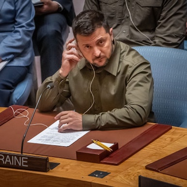 Der ukrainische Präsident Wolodymyr Selenskyj hört einer Rede bei der Sitzung des UN-Sicherheitsrats in New York zu.