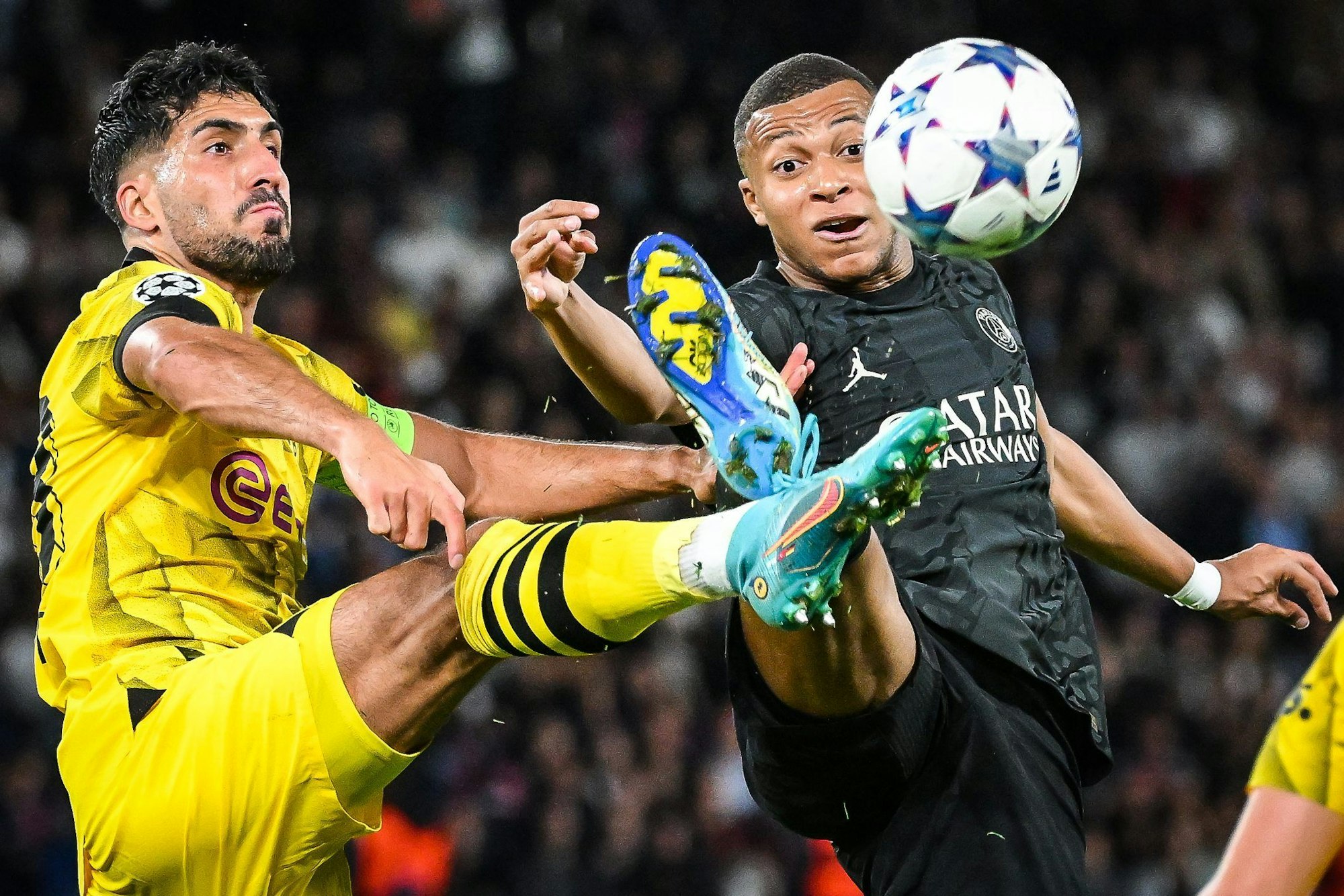 Borussia Dortmunds Emre Can (l.) im Zweikampf mit Stürmer Kylian Mbappé von Paris Saint-Germain.