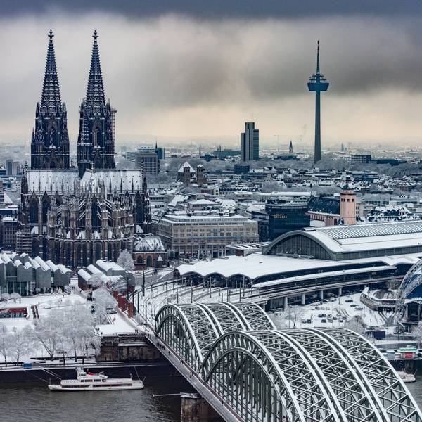 Hohenzollernbrücke Rhein Kölner Dom verschneites Köln Wintereinbruch Schnee 31.01.2019 Foto: Uwe Weiser Köln von oben Stadtpanorama