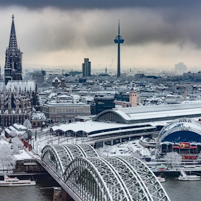 Hohenzollernbrücke Rhein Kölner Dom verschneites Köln Wintereinbruch Schnee 31.01.2019 Foto: Uwe Weiser Köln von oben Stadtpanorama