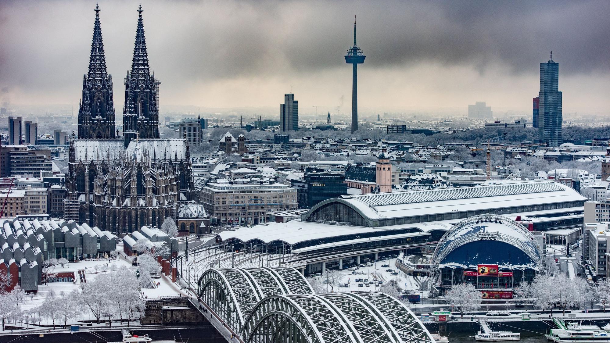 Hohenzollernbrücke Rhein Kölner Dom verschneites Köln Wintereinbruch Schnee 31.01.2019 Foto: Uwe Weiser Köln von oben Stadtpanorama