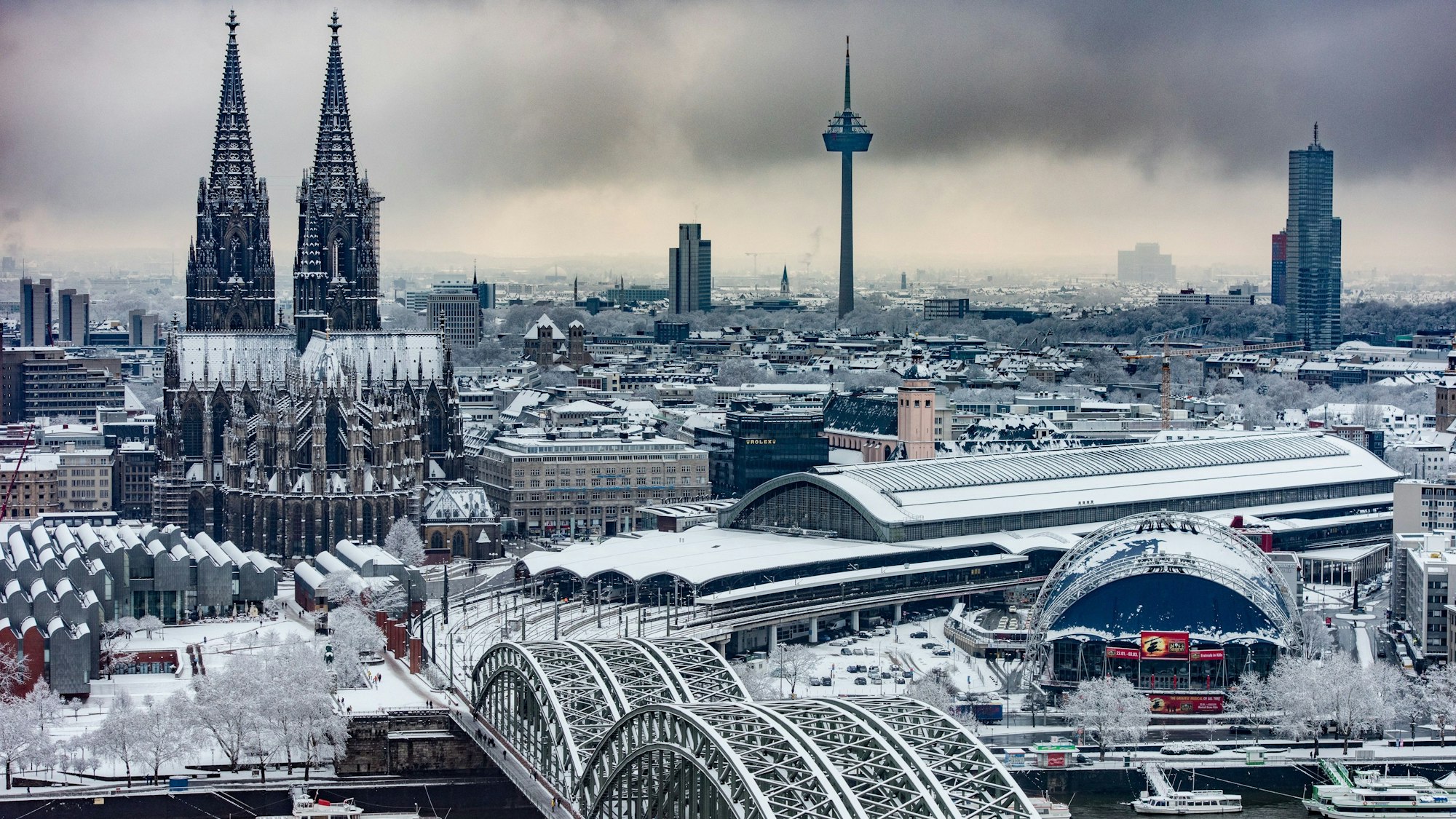 Hohenzollernbrücke Rhein Kölner Dom verschneites Köln Wintereinbruch Schnee 31.01.2019 Foto: Uwe Weiser Köln von oben Stadtpanorama