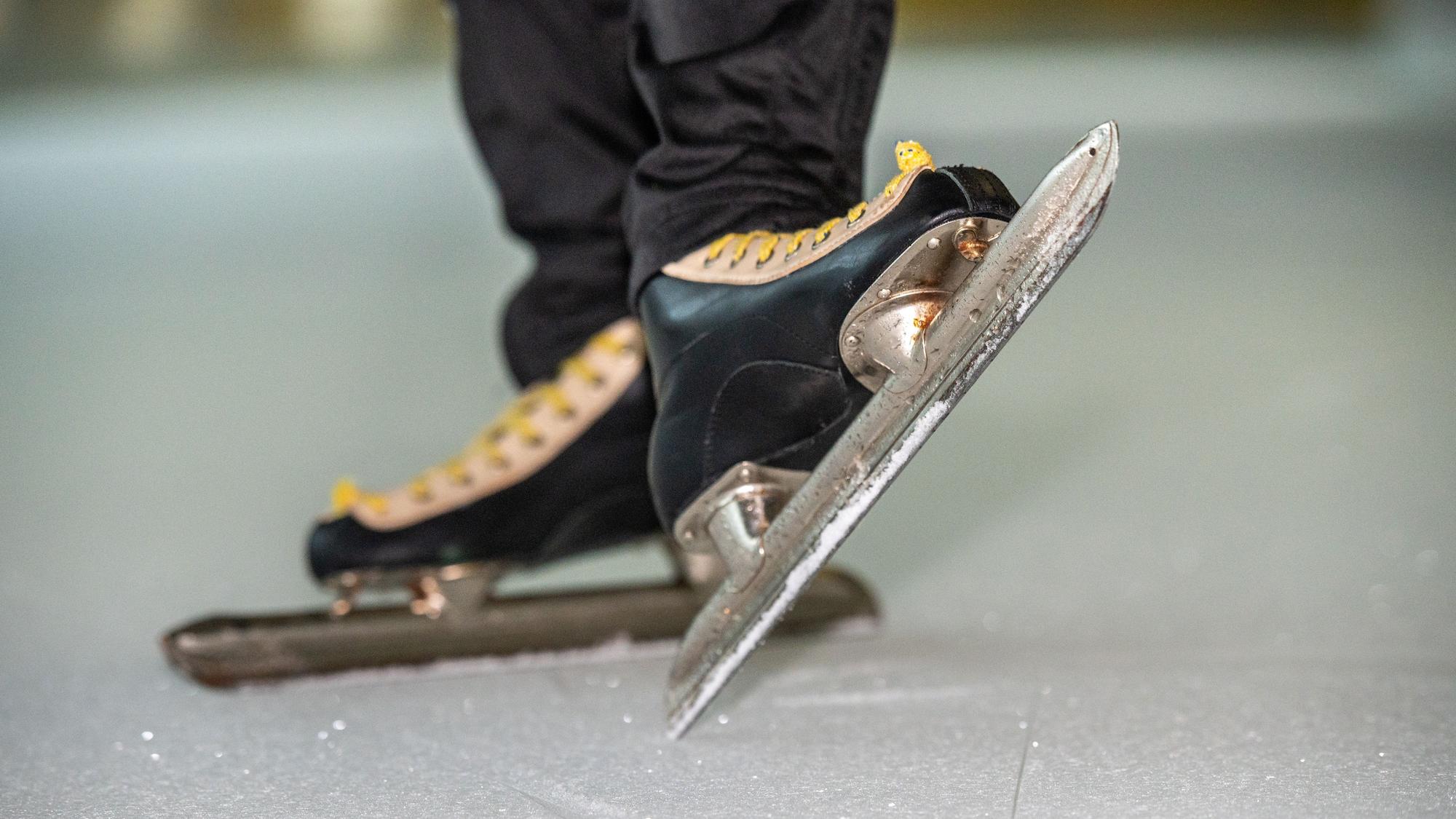 Schlittschuhkufen auf der Eisfläche im Lentpark.