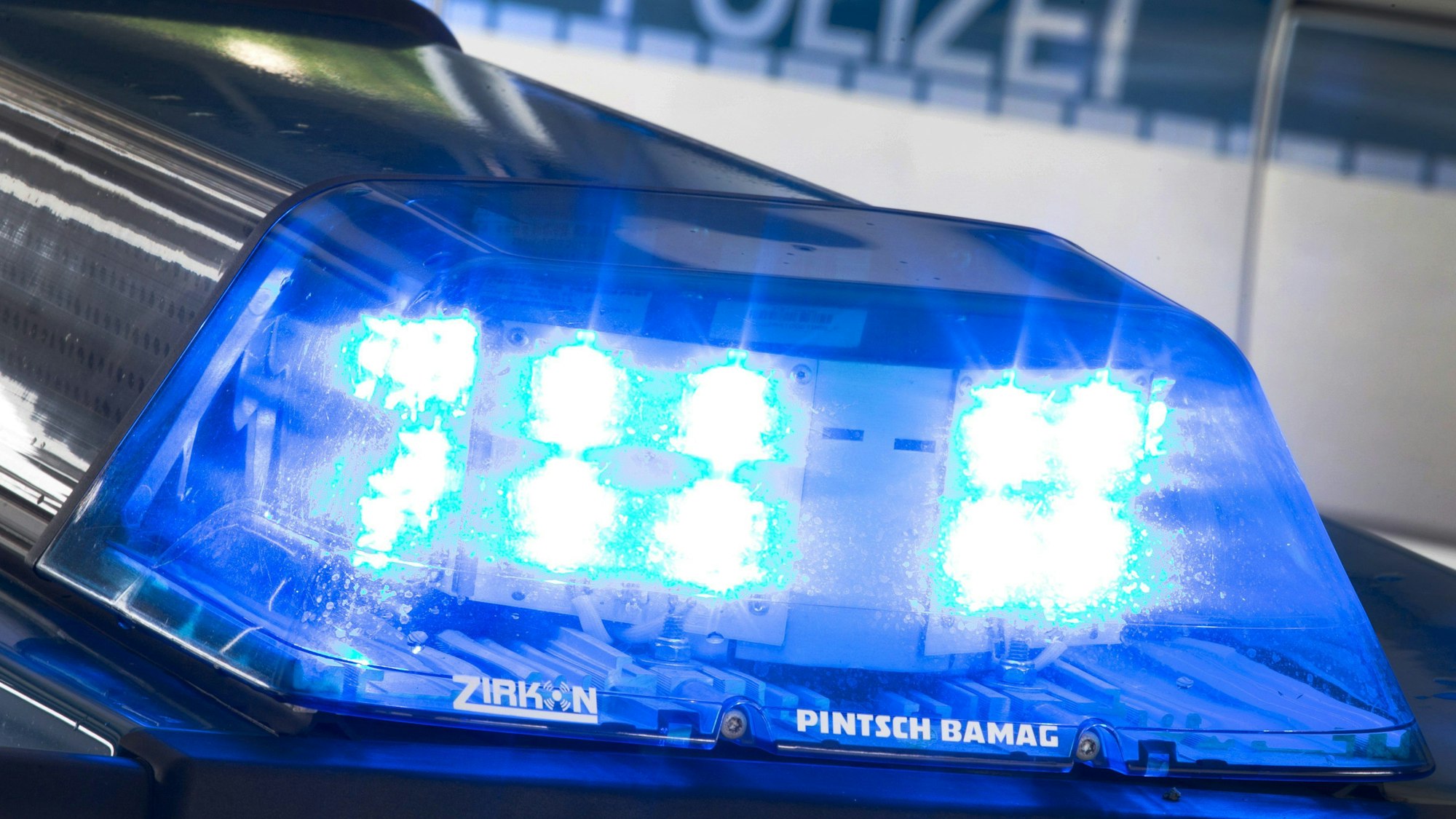 ARCHIV - 27.07.2015, ---: Ein Blaulicht leuchtet während eines Einsatzes auf dem Dach eines Polizeiwagens. In einem Großeinsatz gegen organisierte Drogenkriminalität sind am Morgen Häuser, Wohnungen und Geschäftsräume in Nordrhein-Westfalen durchsucht worden. (zu dpa: «Großeinsatz gegen organisierte Drogenkriminalität in NRW») Foto: Friso Gentsch/dpa +++ dpa-Bildfunk +++