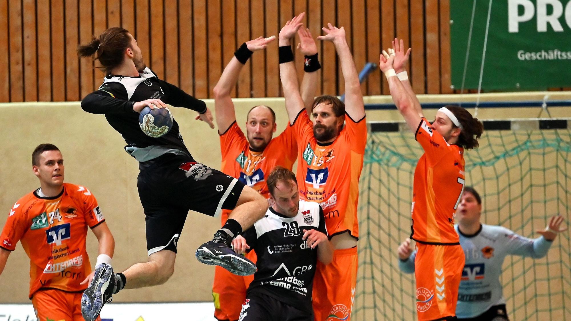 08.09.2023, Handball-Bergische Panther-TuS Opladen
Wurf von Maurice Meurer (Opladen)
Abwehr Panther
Foto: Uli Herhaus