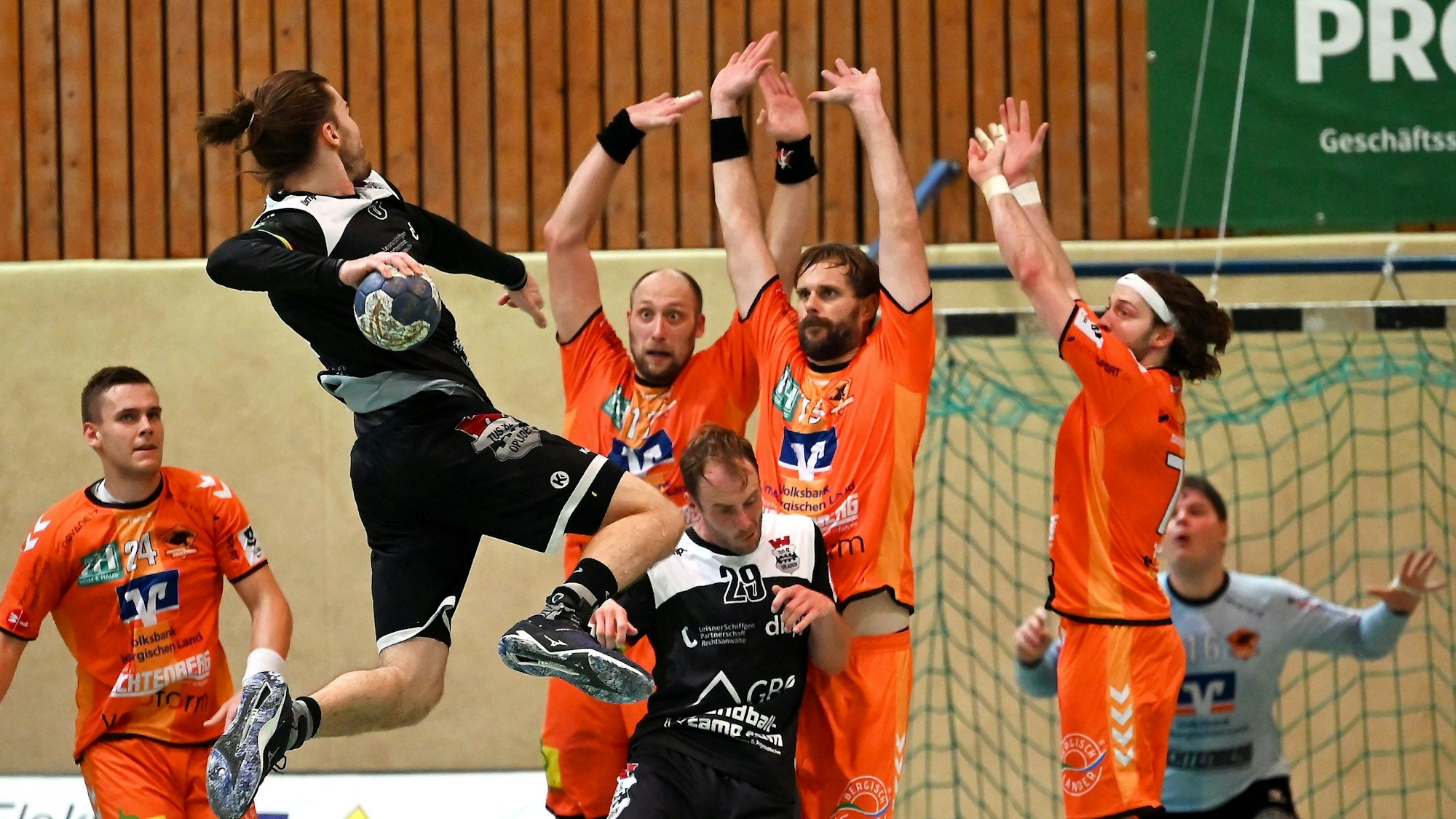 08.09.2023, Handball-Bergische Panther-TuS Opladen
Wurf von Maurice Meurer (Opladen)
Abwehr Panther
Foto: Uli Herhaus