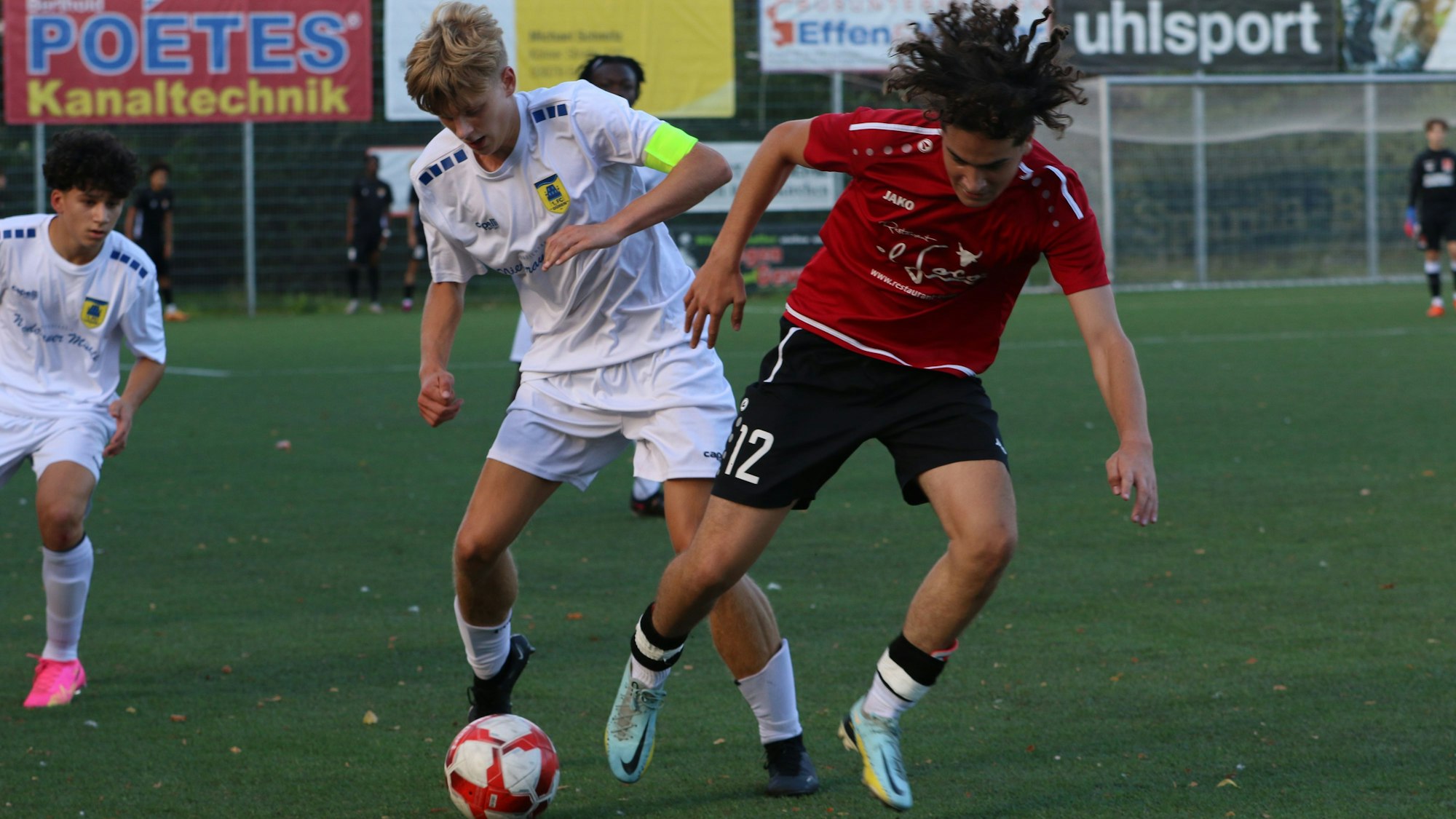 Zwei Fußballer im Kampf um den Ball.