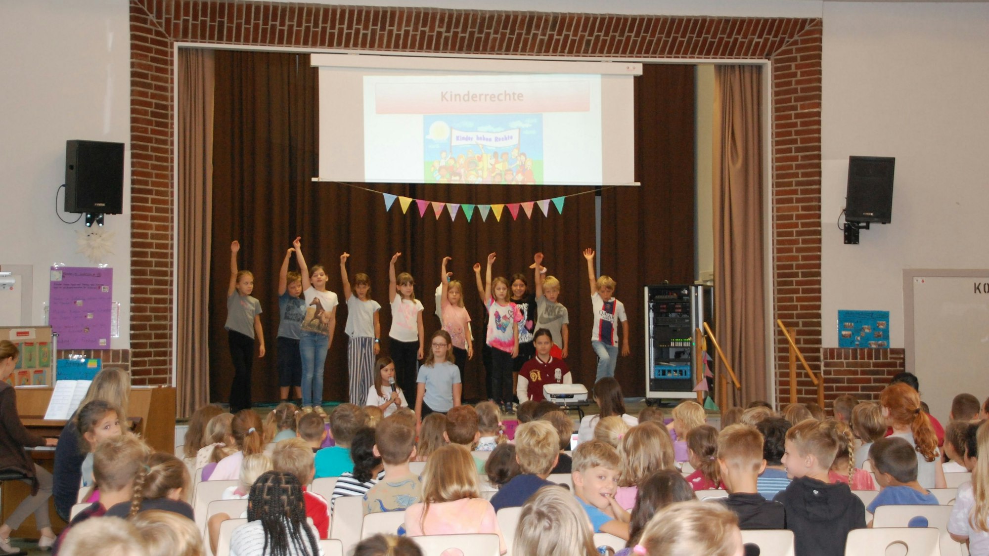 „Wir sind Kinder einer Welt“ singen die Grundschüler in Hitdorf am Weltkindertag.