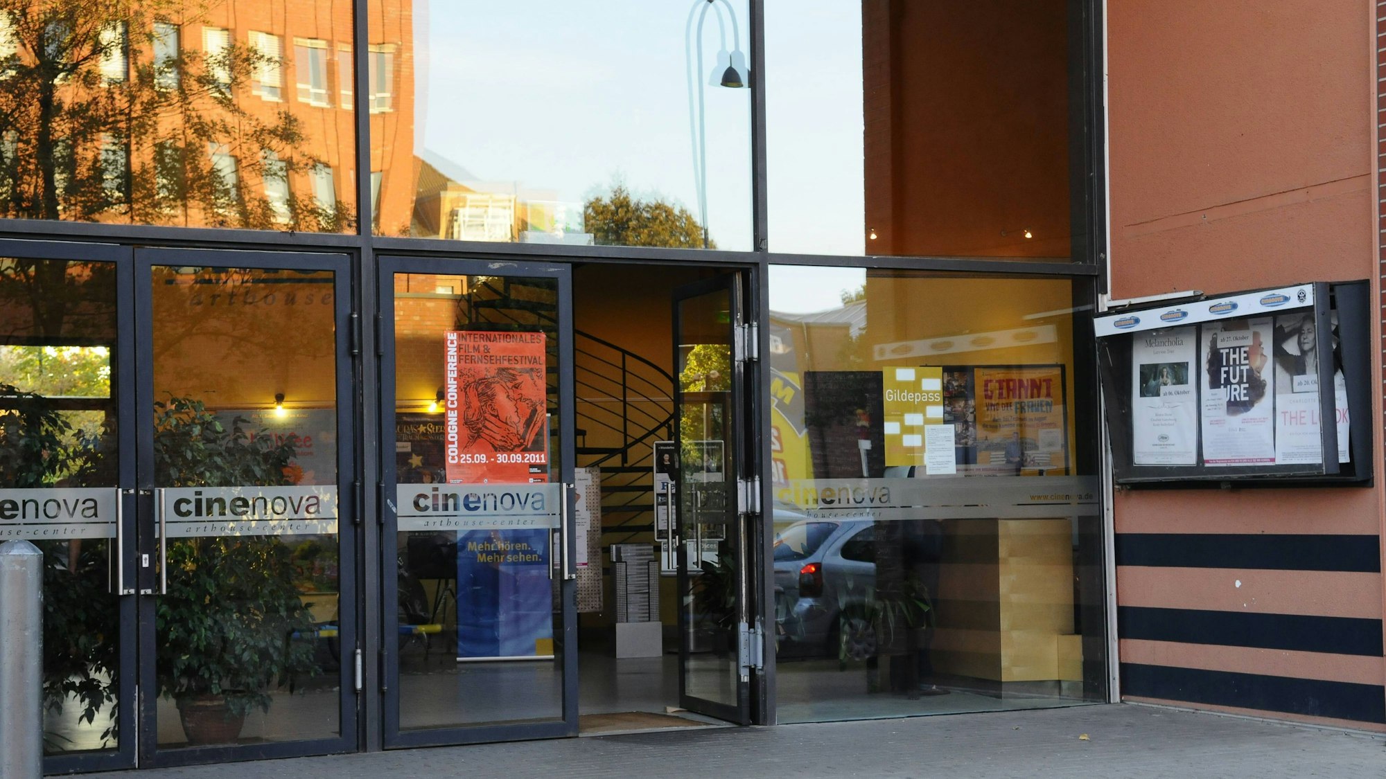 Eingangstüren vom Cinenova-Kino in Köln-Ehrenfeld