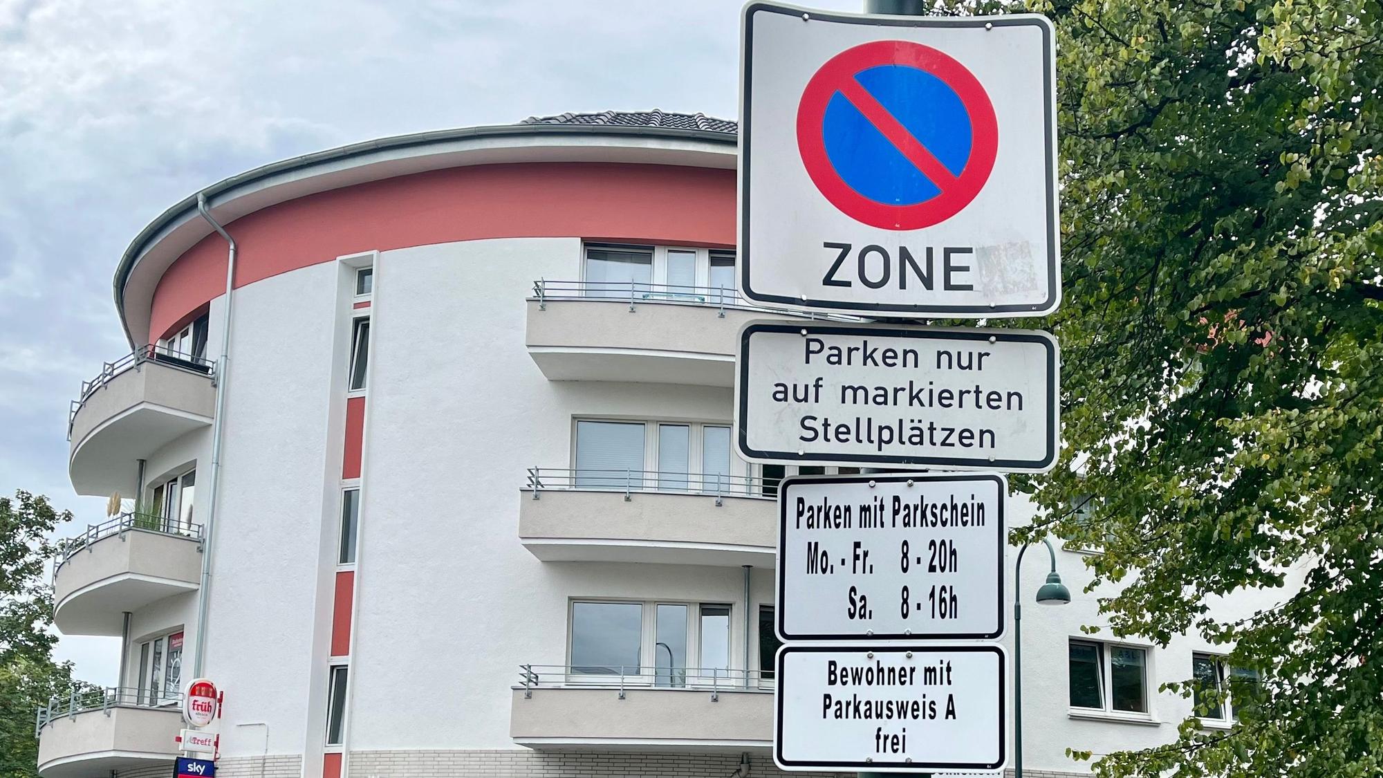 Schilder mit Parkregelungen an der Ecke Friedrich-Ebert- / Dönhoffstraße
