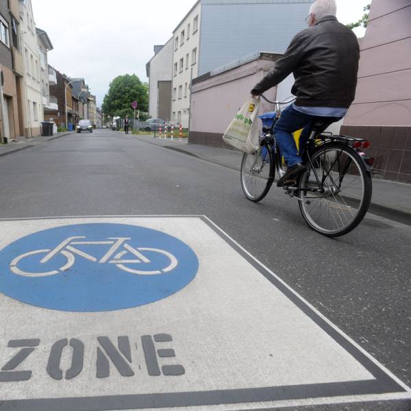 Das Foto zeigt einen Fahrradfahrer, der eine Fahrradstraße befährt.