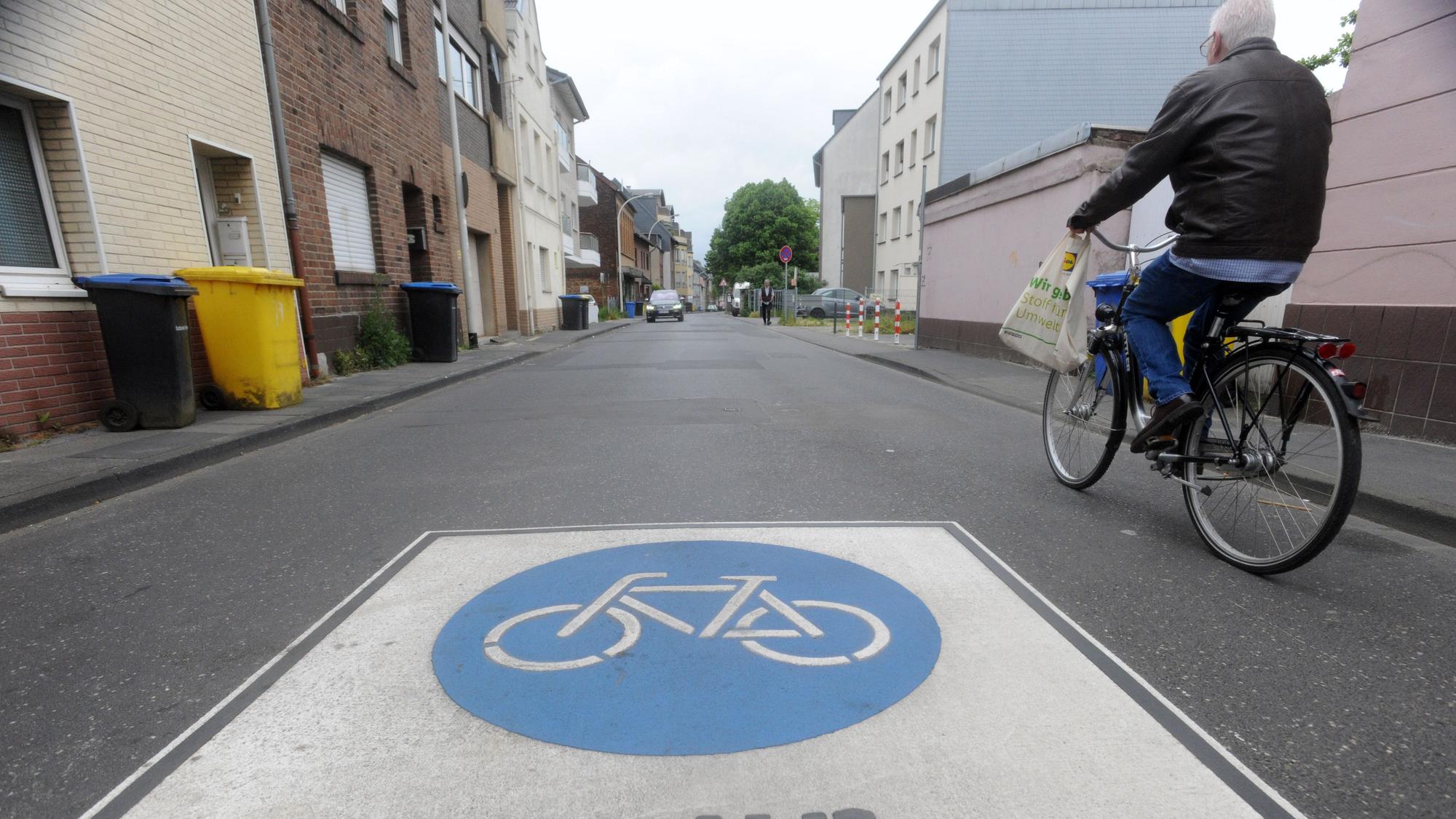 Das Foto zeigt einen Fahrradfahrer, der eine Fahrradstraße befährt.
