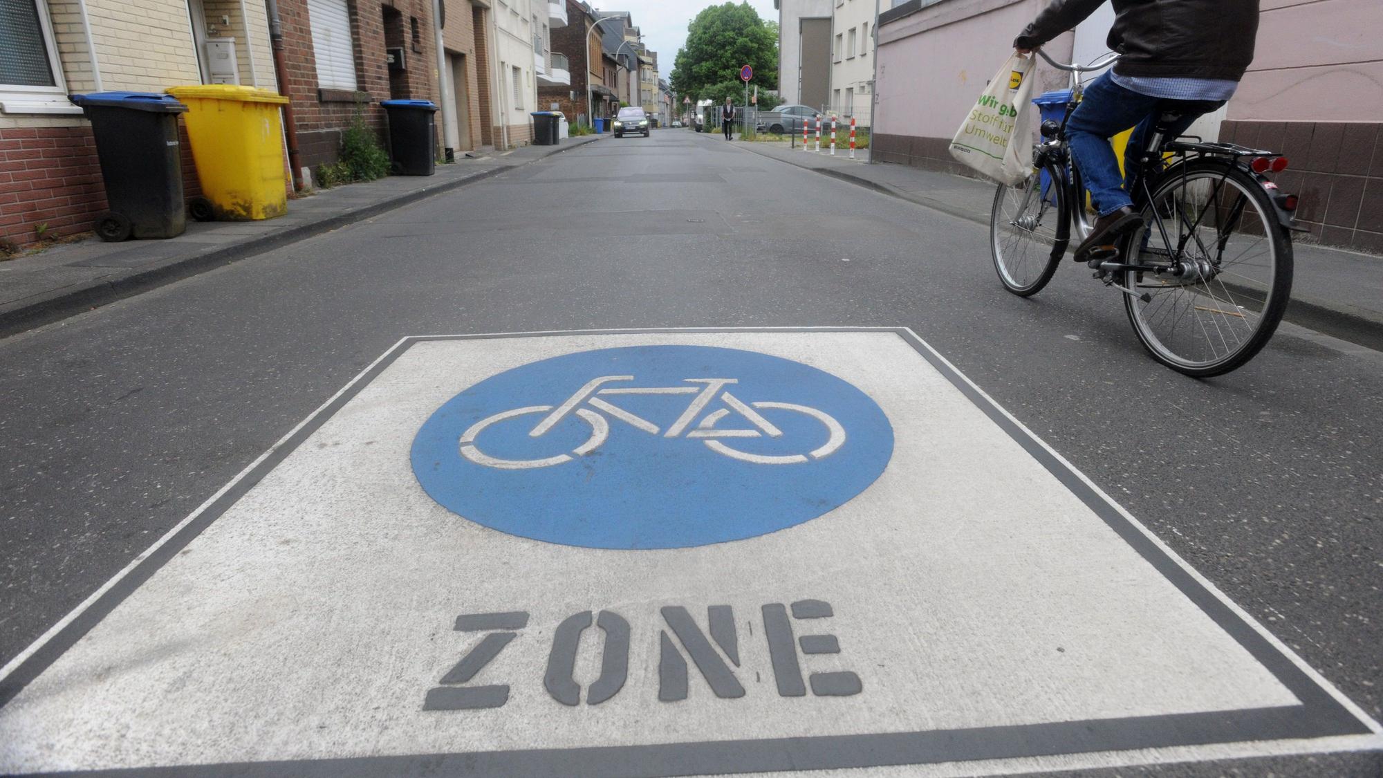 Auf dem Bild ist eine Fahrradstraße zu sehen.