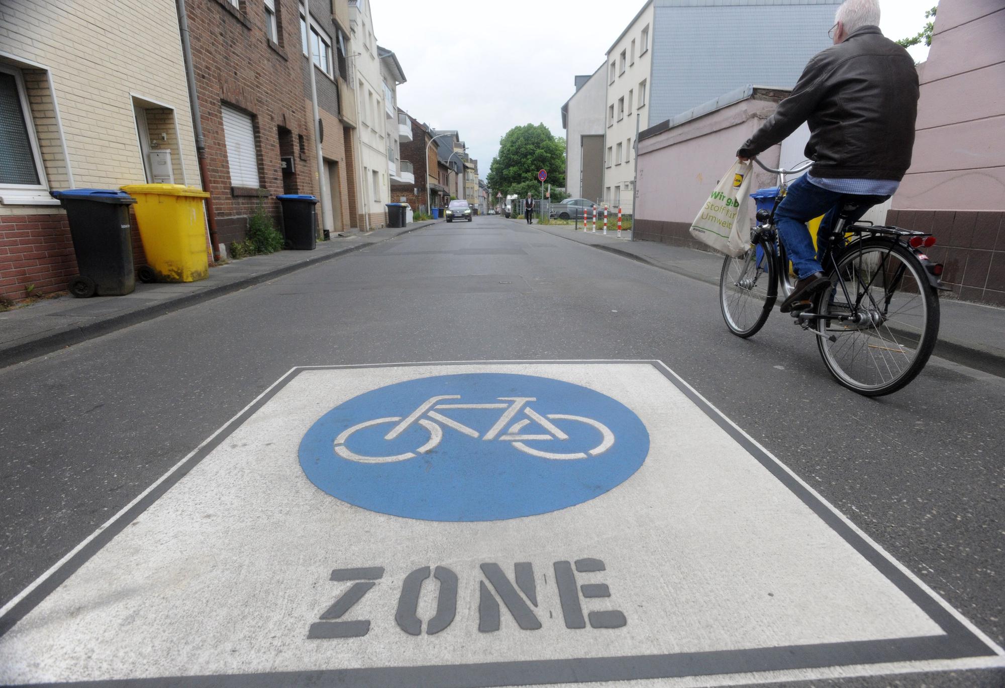 Auf dem Bild ist eine große Radzonen-Markierung auf einer Fahrbahn im Testgebiet zu sehen.