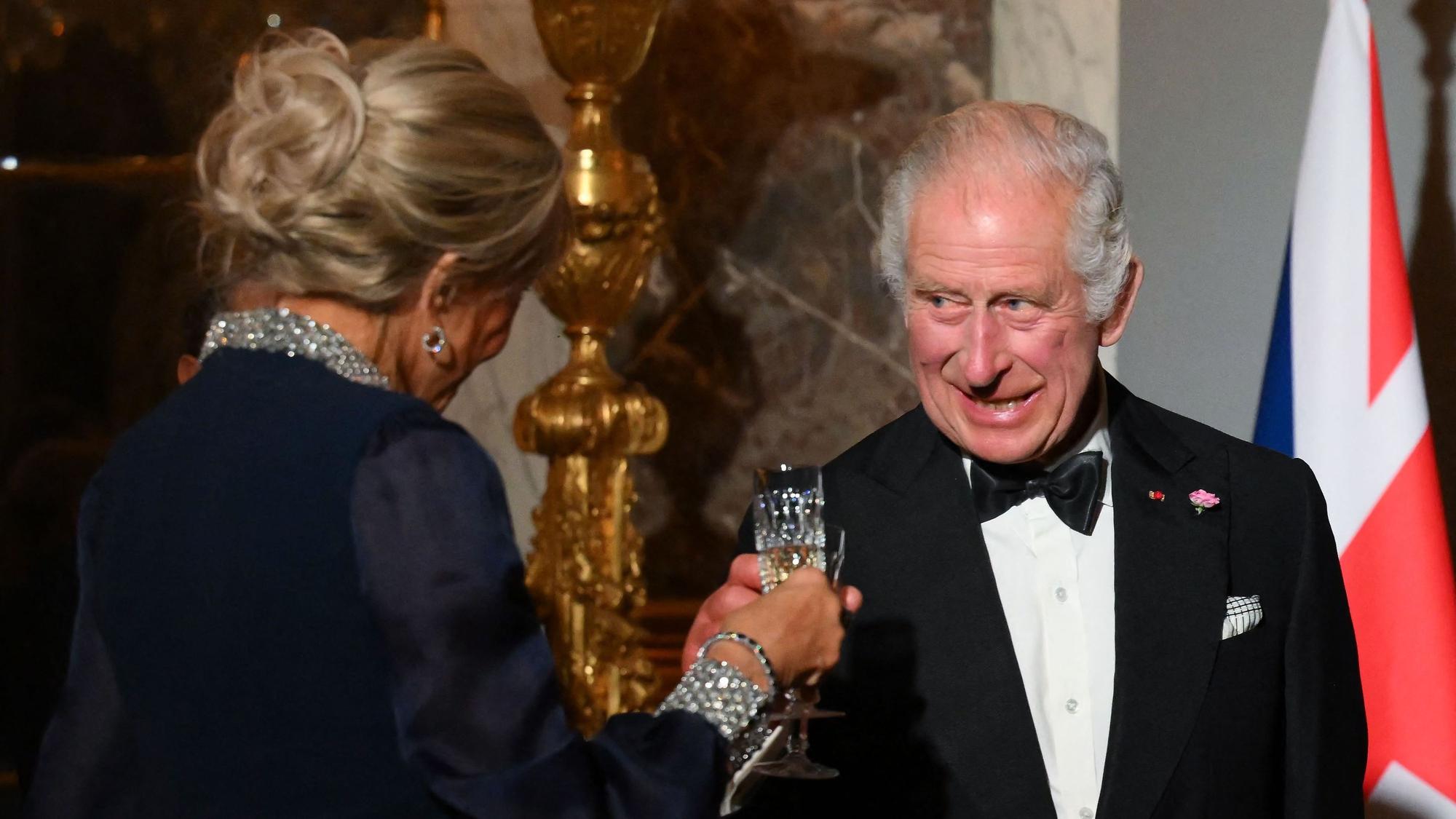 Der britische König Charles III (r) prostet der französischen Präsidentengattin Brigitte Macron (l) bei einem Staatsbankett im Schloss von Versailles zu.