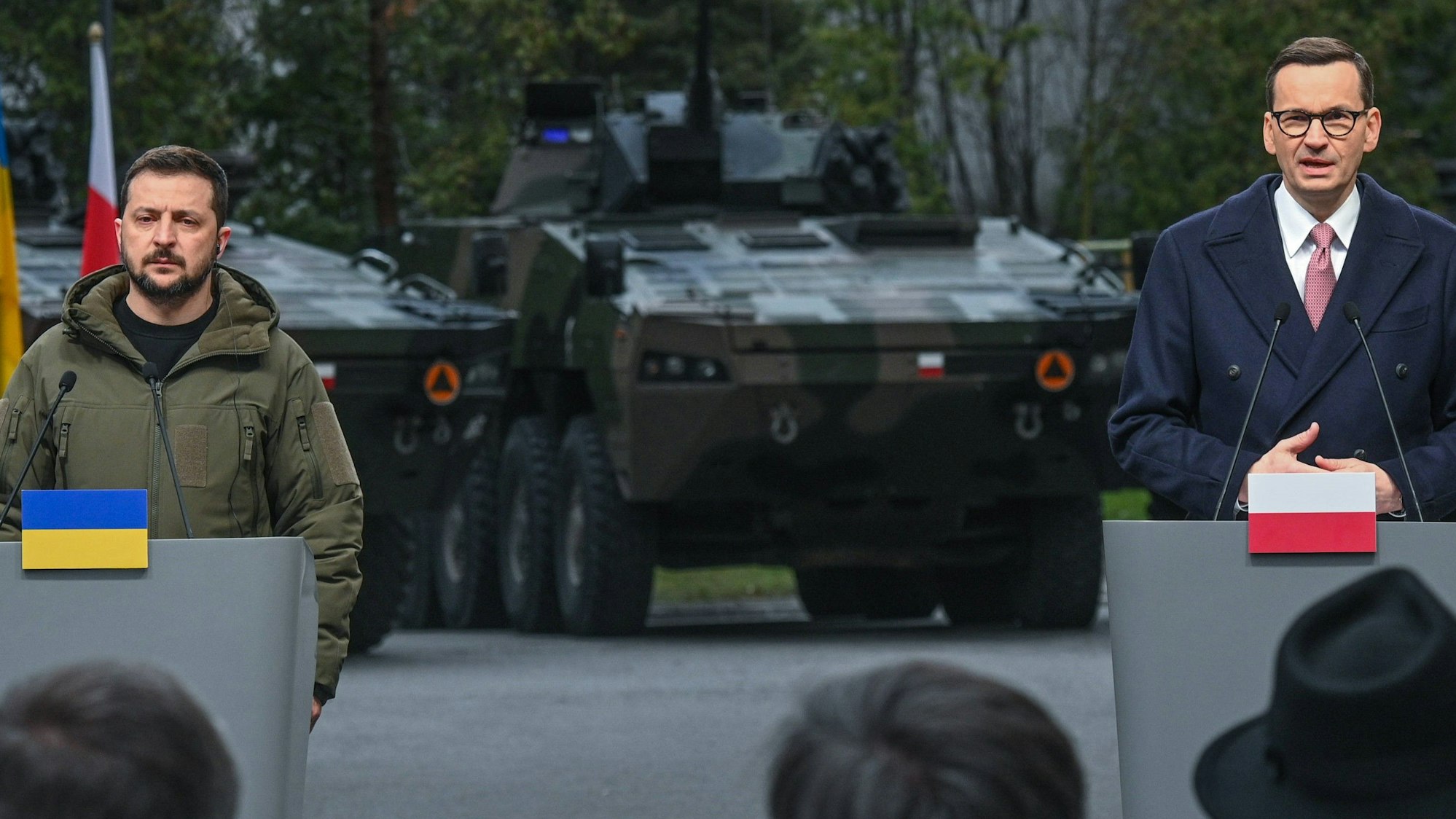Der ukrainische Präsident Wolodmyr Selenskyj (l.) und der polnische Regierungschef Mateusz Morawiecki bei einer gemeinsamen Pressekonferenz im April. Zwischen Kiew und Warschau ist ein Streit entbrannt.
