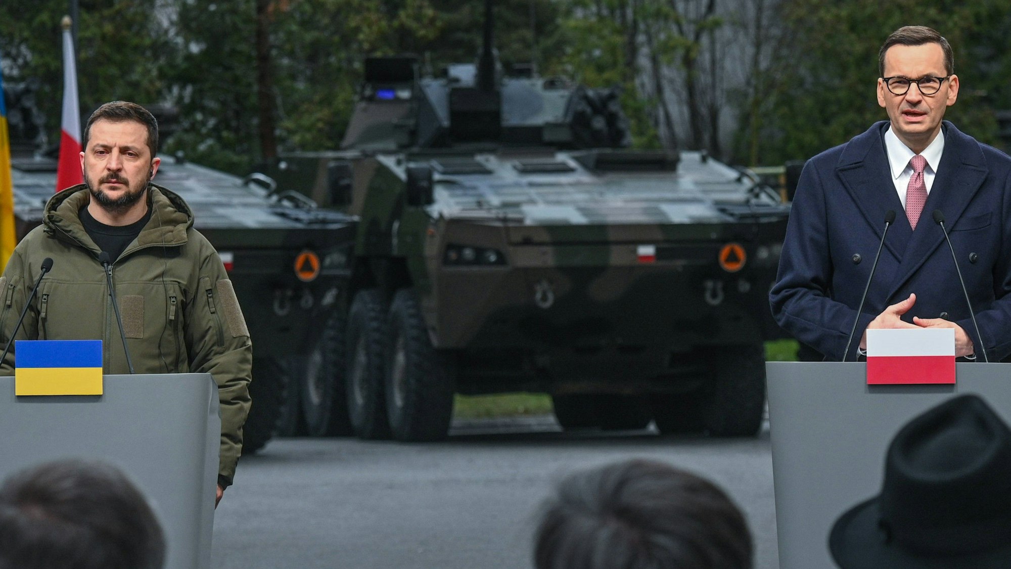Der ukrainische Präsident Wolodmyr Selenskyj (l.) und der polnische Regierungschef Mateusz Morawiecki bei einer gemeinsamen Pressekonferenz im April. Zwischen Kiew und Warschau ist ein Streit entbrannt.