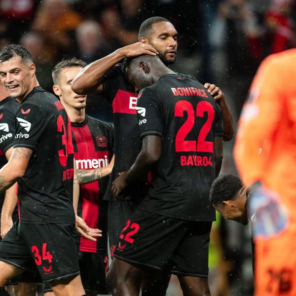 Edmond Tapsoba (l-r), Granit Xhaka, Jonathan Tah und Torschütze Victor Boniface jubeln nach dem Leverkusen Treffer zum 3:0.