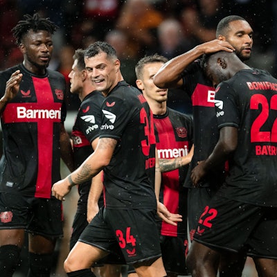 Edmond Tapsoba (l-r), Granit Xhaka, Jonathan Tah und Torschütze Victor Boniface jubeln nach dem Leverkusen Treffer zum 3:0.