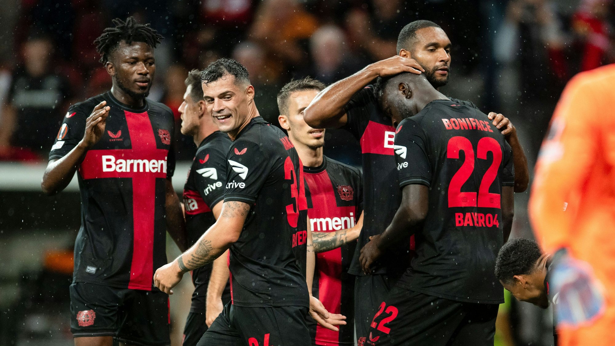 Edmond Tapsoba (l-r), Granit Xhaka, Jonathan Tah und Torschütze Victor Boniface jubeln nach dem Leverkusen Treffer zum 3:0.