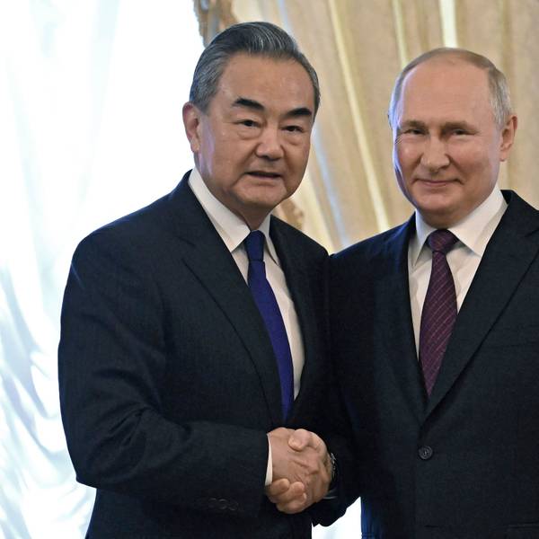 Wladimir Putin (r), der Präsident von Russland schüttelt Wang Yi, Außenminister von China, die Hand.