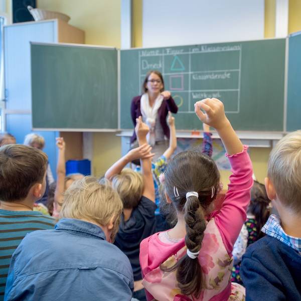 Erstklässler der 1A melden sich am 20.08.2014 während ihrer ersten Unterrichtsstunde in der Henri-Dunant-Schule in Düsseldorf (Nordrhein-Westfalen). Vorne steht ihre Klassenlehrerin Melanie Beaucamp.
