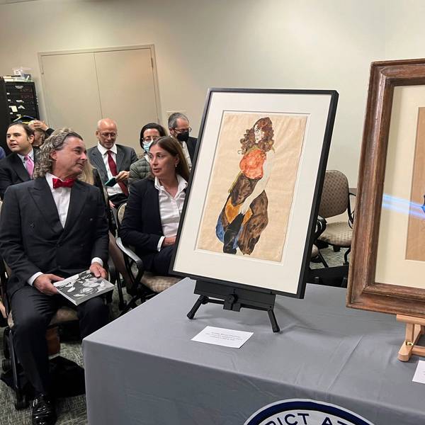 20.09.2023, USA, New York: Kunstwerke des österreichischen Expressionisten Egon Schiele sind in der Staatsanwaltschaft von Manhattan ausgestellt, während einer Zeremonie zur Rückgabe der Werke an die Erben von Fritz Grünbaum, einem bekannten Kabarettisten, der 1938 verhaftet wurde und später im Konzentrationslager Dachau starb. US-Behörden haben sieben in der Zeit des Nationalsozialismus geraubte Kunstwerke an die Erben des jüdischen Kunstsammlers Fritz Grünbaum zurückgegeben. Foto: Bobby Caina Calvan/AP +++ dpa-Bildfunk +++