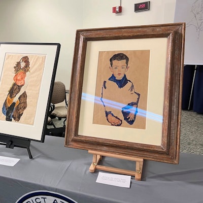 20.09.2023, USA, New York: Kunstwerke des österreichischen Expressionisten Egon Schiele sind in der Staatsanwaltschaft von Manhattan ausgestellt, während einer Zeremonie zur Rückgabe der Werke an die Erben von Fritz Grünbaum, einem bekannten Kabarettisten, der 1938 verhaftet wurde und später im Konzentrationslager Dachau starb. US-Behörden haben sieben in der Zeit des Nationalsozialismus geraubte Kunstwerke an die Erben des jüdischen Kunstsammlers Fritz Grünbaum zurückgegeben. Foto: Bobby Caina Calvan/AP +++ dpa-Bildfunk +++