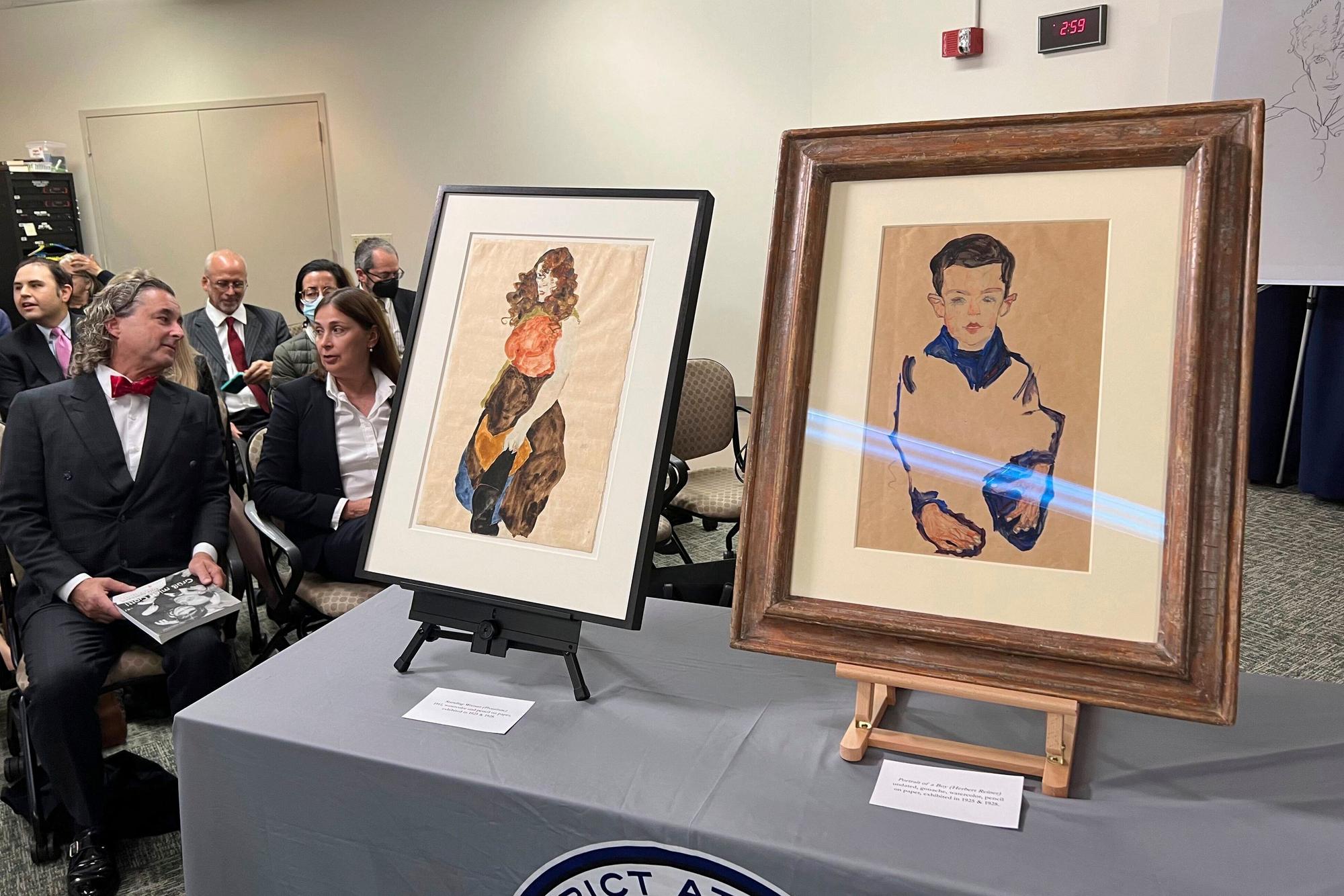 20.09.2023, USA, New York: Kunstwerke des österreichischen Expressionisten Egon Schiele sind in der Staatsanwaltschaft von Manhattan ausgestellt, während einer Zeremonie zur Rückgabe der Werke an die Erben von Fritz Grünbaum, einem bekannten Kabarettisten, der 1938 verhaftet wurde und später im Konzentrationslager Dachau starb. US-Behörden haben sieben in der Zeit des Nationalsozialismus geraubte Kunstwerke an die Erben des jüdischen Kunstsammlers Fritz Grünbaum zurückgegeben. Foto: Bobby Caina Calvan/AP +++ dpa-Bildfunk +++