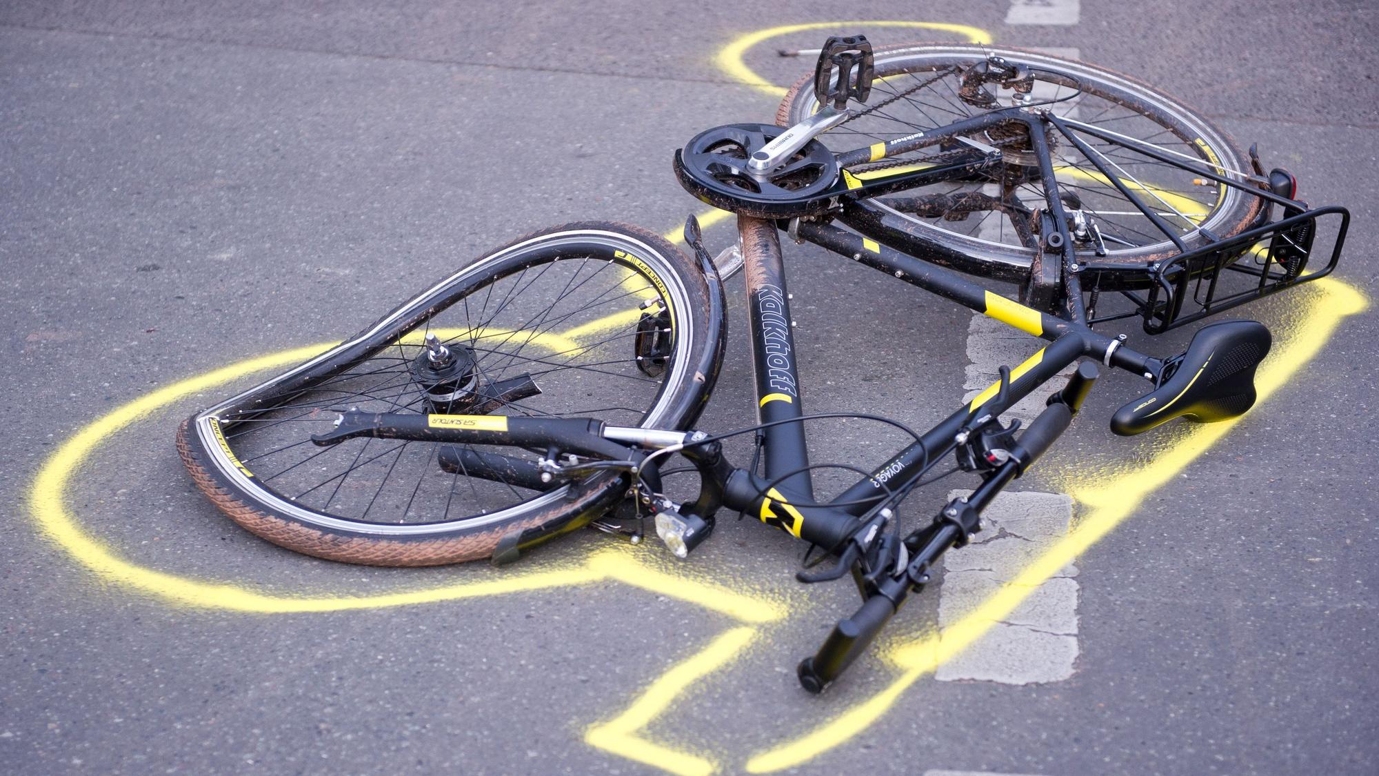 Ein zerstörtes Fahrrad liegt nach einem Unfall auf der Straße.