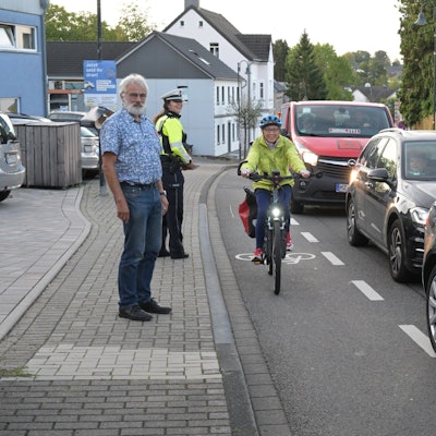 Zusammen mit der Polizei beobachtete Johannes Schweinem vom ADFC, wie der Radschutzstreifen in Forsbach funktioniert.
