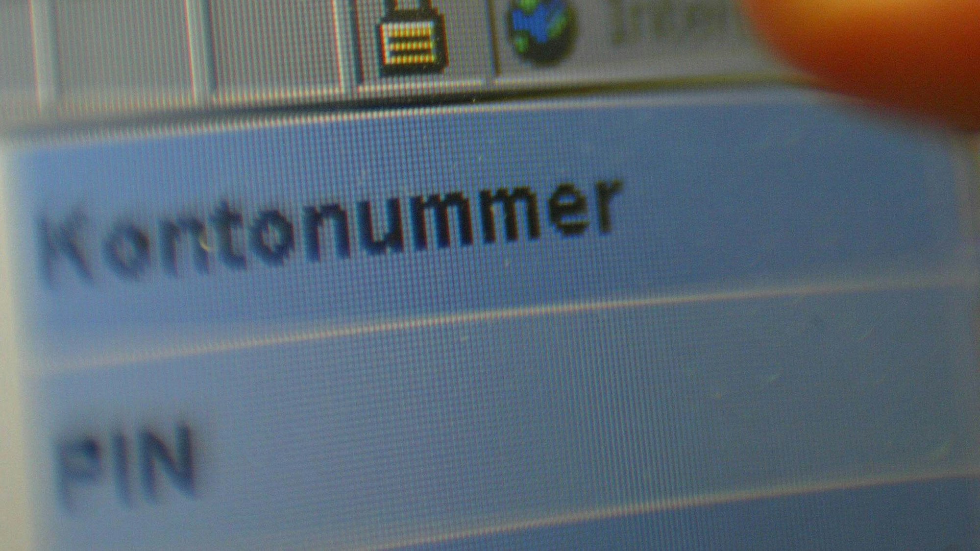 Eine Frau zeigt auf einem Computerbildschirm auf das Sicherheitssymbol einer verschlüsselten Internetverbindung.