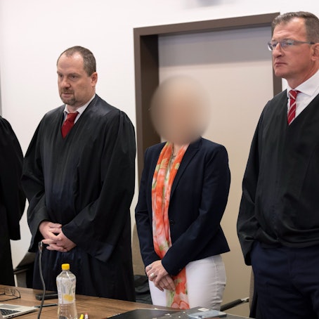 Die angeklagte Apothekerin mit ihren Anwälten beim Prozessauftakt im Landgericht Köln.