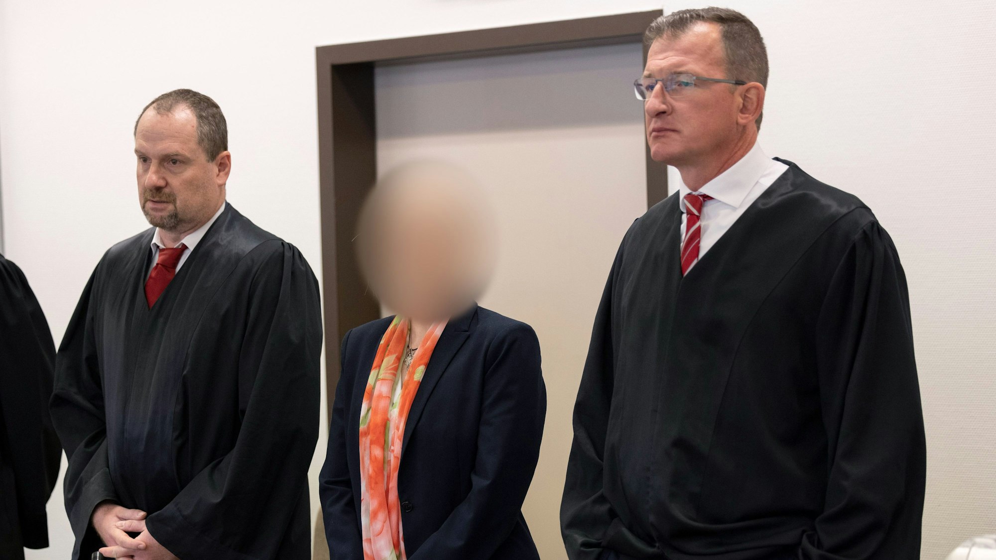 Die angeklagte Apothekerin mit ihren Anwälten beim Prozessauftakt im Landgericht Köln.