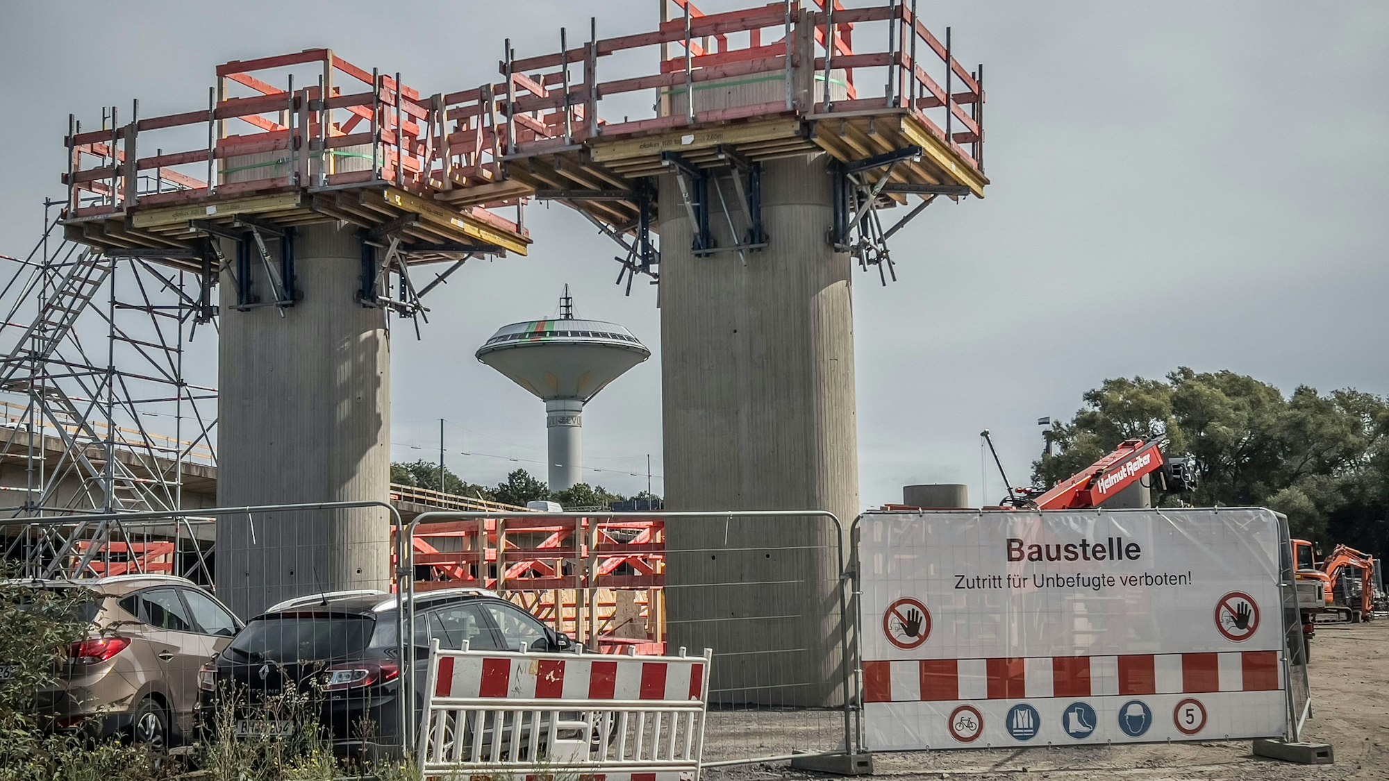 Zwei neue Pfeiler für eine Brücke im Kreuz Leverkusen-West. Foto: Ralf Krieger