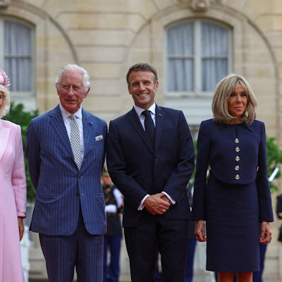Der französische Präsident Emmanuel Macron (2.v.r.) und seine Frau Brigitte Macron (r.) posieren am 20. September 2023 im Elyséepalast in Paris für Fotos, während sie den britischen König Charles III (2.v.l.) und die britische Königin Camilla (l.) am ersten Tag ihres Staatsbesuchs in Frankreich begrüßen.