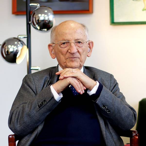 Otto Kernberg blickt in die Kamera, er trägt ein Jackett, einen blauen Pullover und ein weißes Hemd.