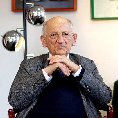Otto Kernberg blickt in die Kamera, er trägt ein Jackett, einen blauen Pullover und ein weißes Hemd.