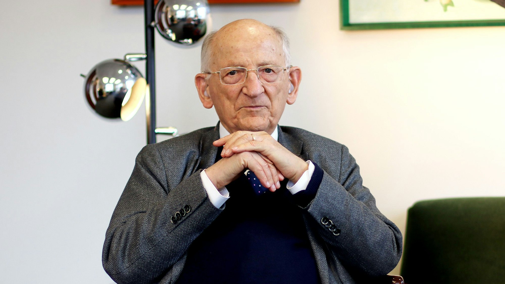 Otto Kernberg blickt in die Kamera, er trägt ein Jackett, einen blauen Pullover und ein weißes Hemd.