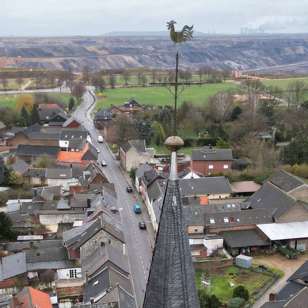 ARCHIV - 05.02.2023, Nordrhein-Westfalen, Erkelenz: Die Kirche von Keyenberg steht knapp 500 Meter entfernt vom Braunkohletagebau Garzweiler (Aufnahme mit einer Drohne). (zu dpa: «Protestcamp im Nachbarort von Lützerath ist abgebaut») Foto: David Young/dpa +++ dpa-Bildfunk +++