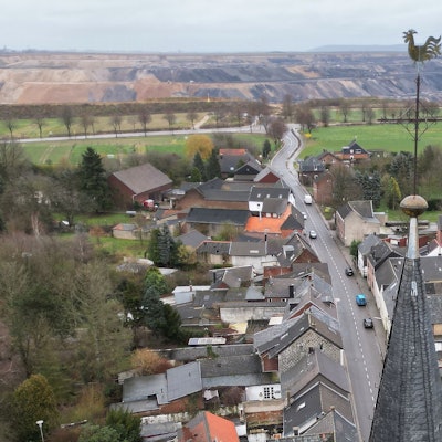 ARCHIV - 05.02.2023, Nordrhein-Westfalen, Erkelenz: Die Kirche von Keyenberg steht knapp 500 Meter entfernt vom Braunkohletagebau Garzweiler (Aufnahme mit einer Drohne). (zu dpa: «Protestcamp im Nachbarort von Lützerath ist abgebaut») Foto: David Young/dpa +++ dpa-Bildfunk +++