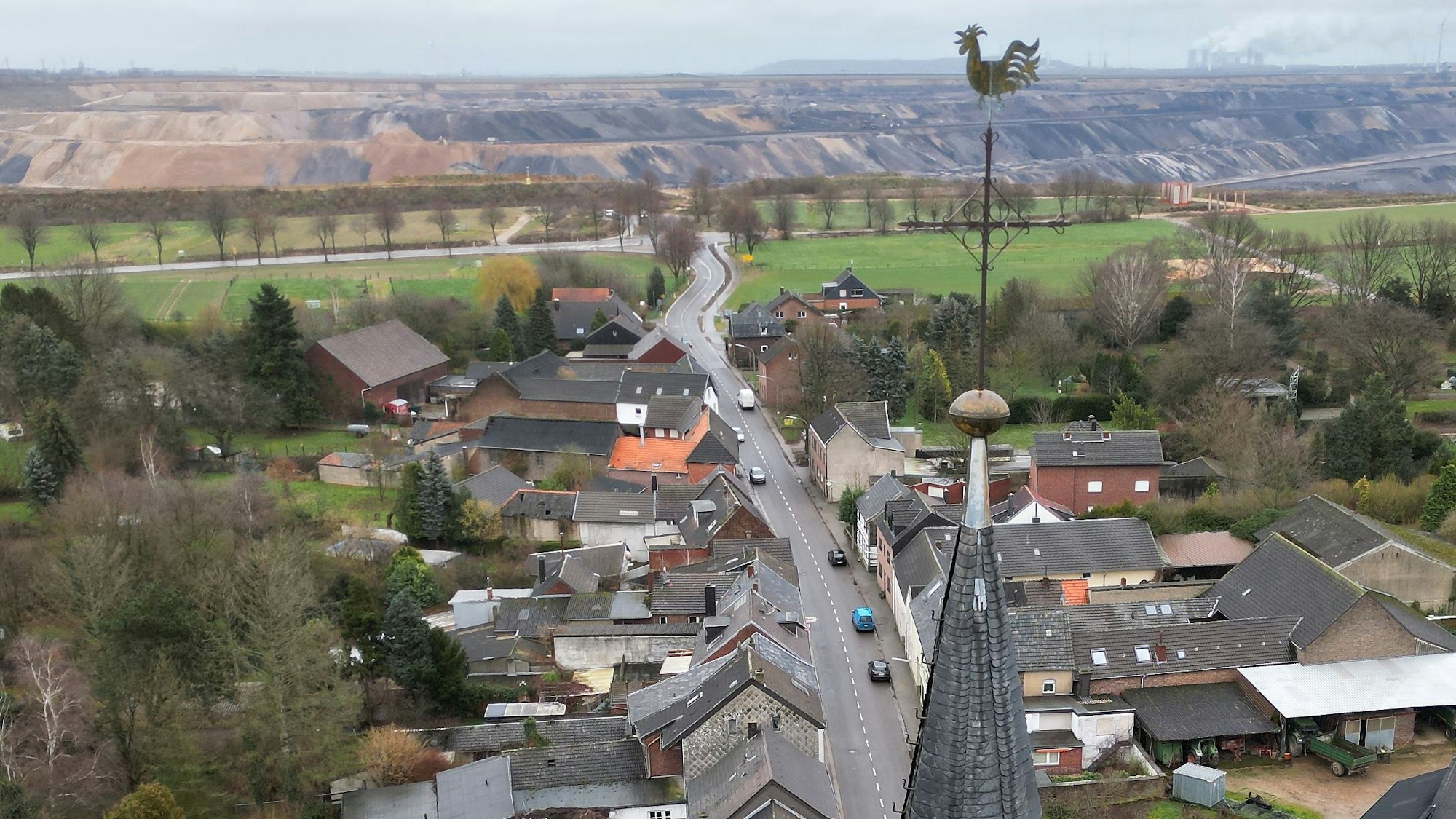 ARCHIV - 05.02.2023, Nordrhein-Westfalen, Erkelenz: Die Kirche von Keyenberg steht knapp 500 Meter entfernt vom Braunkohletagebau Garzweiler (Aufnahme mit einer Drohne). (zu dpa: «Protestcamp im Nachbarort von Lützerath ist abgebaut») Foto: David Young/dpa +++ dpa-Bildfunk +++