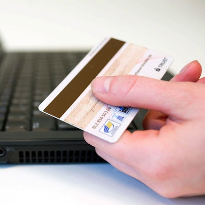 Das Foto zeigt eine Kreditkarte vor einem Computer.