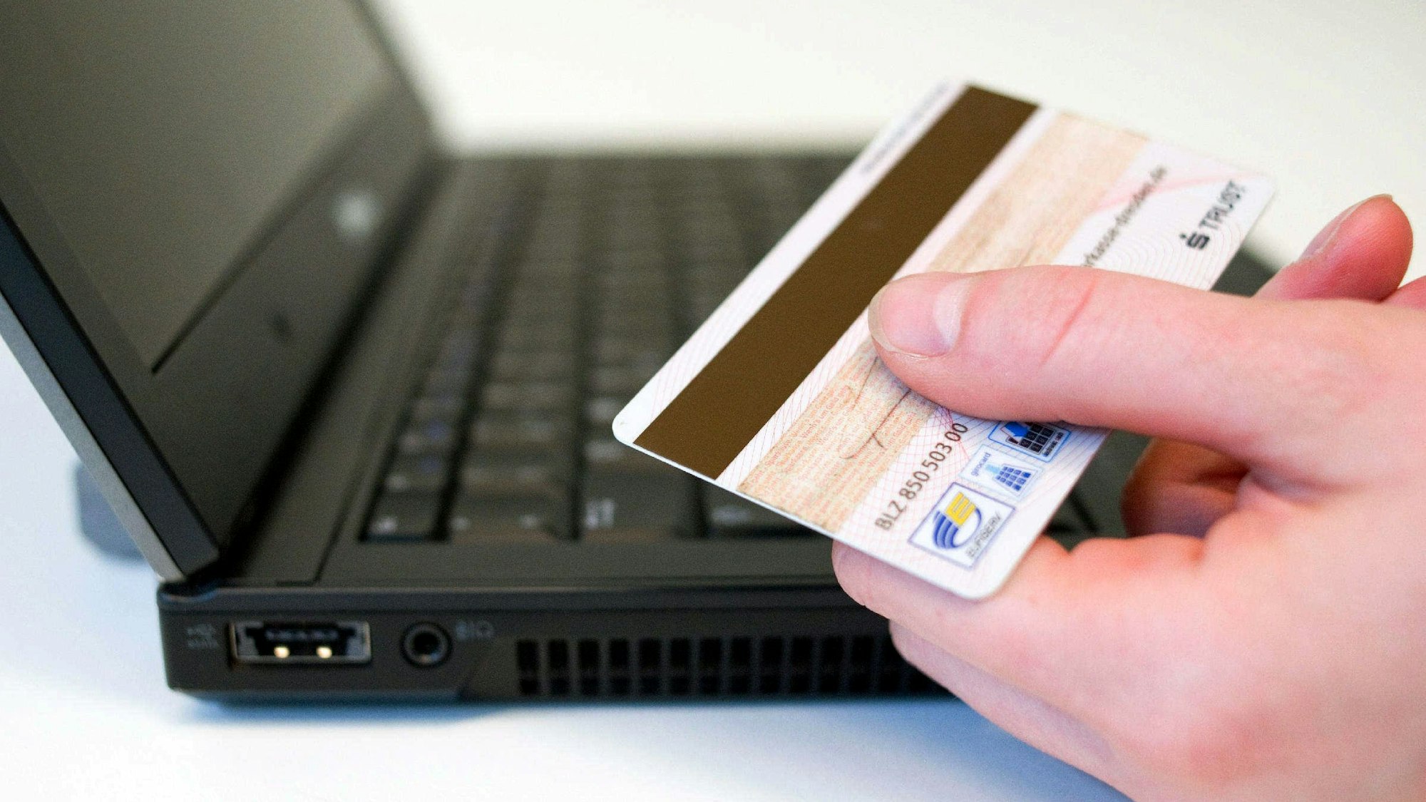 Das Foto zeigt eine Kreditkarte vor einem Computer.