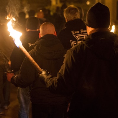 Teilnehmer einer rechten Demonstration marschieren am 70. Jahrestag der Zerstörung der Stadt Magdeburg im Zweiten Weltkrieg. (Symbolbild)