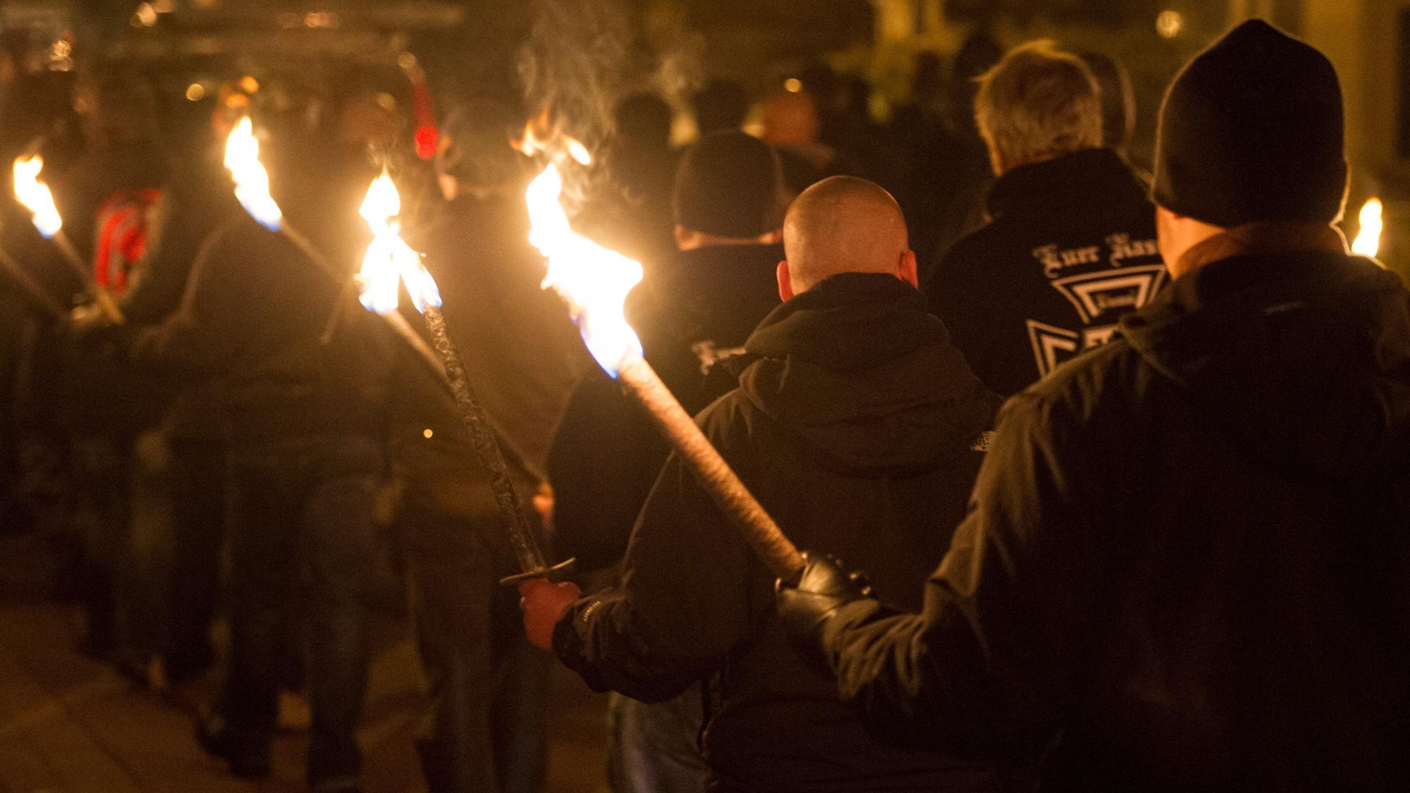 Teilnehmer einer rechten Demonstration marschieren am 70. Jahrestag der Zerstörung der Stadt Magdeburg im Zweiten Weltkrieg. (Symbolbild)