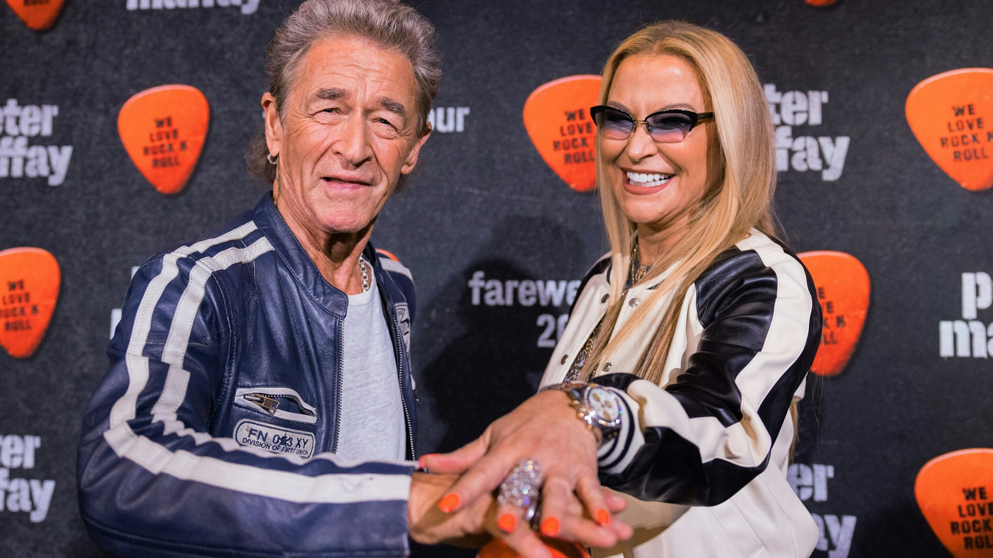 Peter Maffay drückt mit Anastacia auf einen roten Knopf.