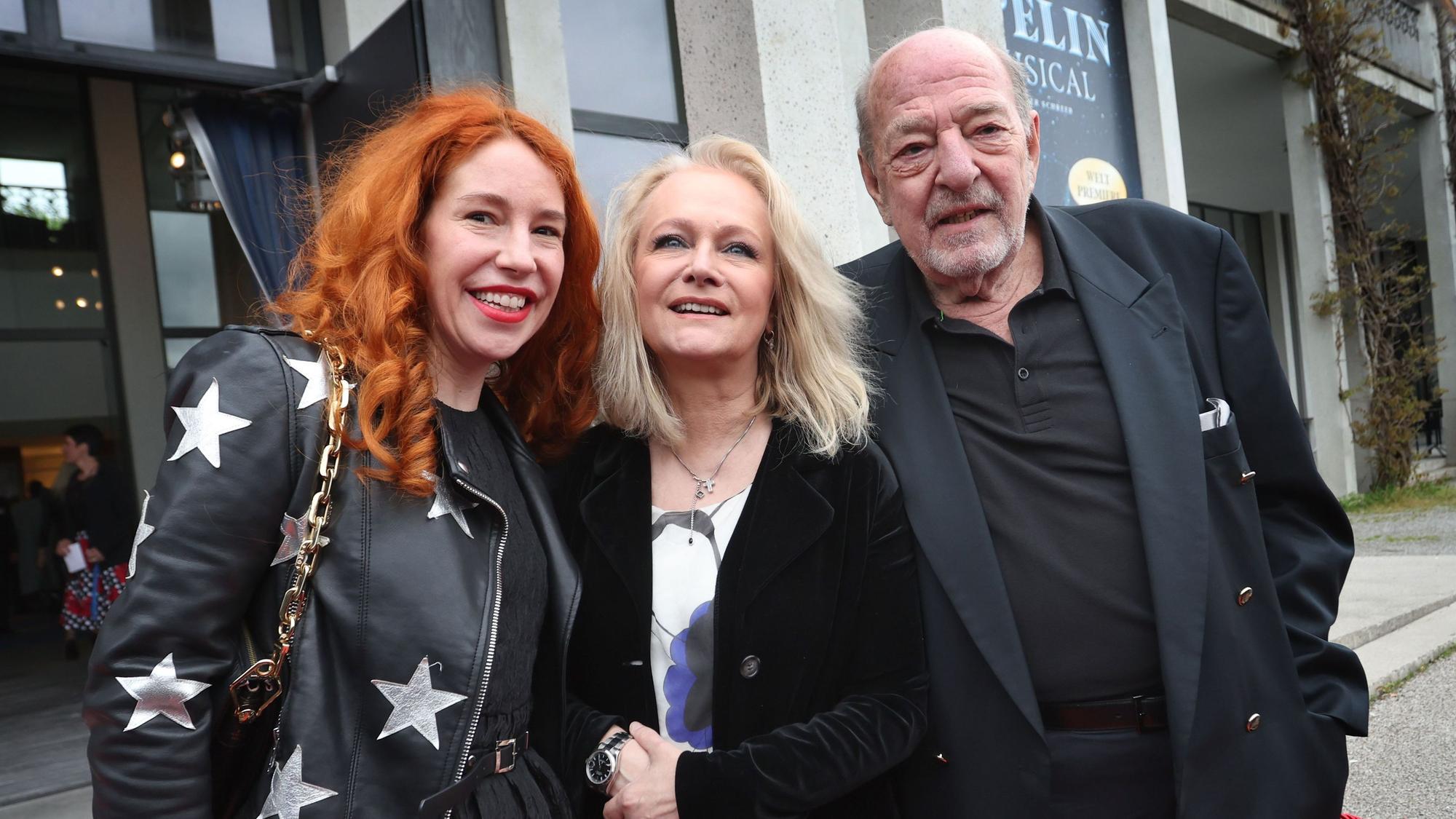 Laura Siegel (l-r), Sängerin Nicole und Ralph Siegel stehen bei der Premiere des Musicals Ein bisschen Frieden - Summer of Love von Siegel vor Fotografen.