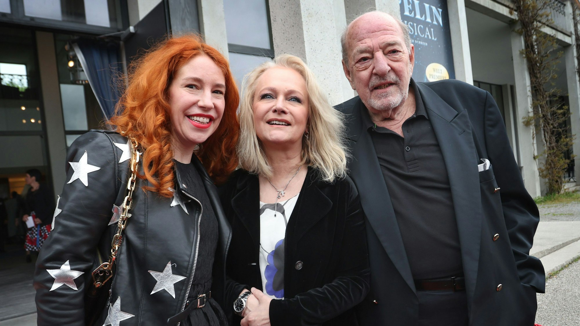 Laura Siegel (l-r), Sängerin Nicole und Ralph Siegel stehen bei der Premiere des Musicals Ein bisschen Frieden - Summer of Love von Siegel vor Fotografen.