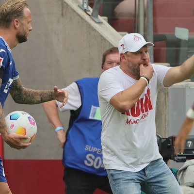 Kölns Trainer Steffen Baumgart treibt während der 1:3-Niederlage gegen die TSG Hoffenheim seine Mannschaft an.